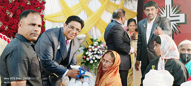 Large gathering join in celebrating the Birthday 2022 of Bro Andrew Richard with grandnuer at Prayer Centre, Budigere in Bangalore on July 17th along with large devotees and members of Grace Ministry.